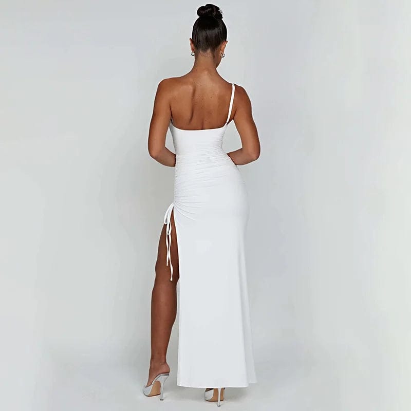 Robe longue blanche moulante avec fente et fines bretelles pour soirée chic, mariage ou gala.