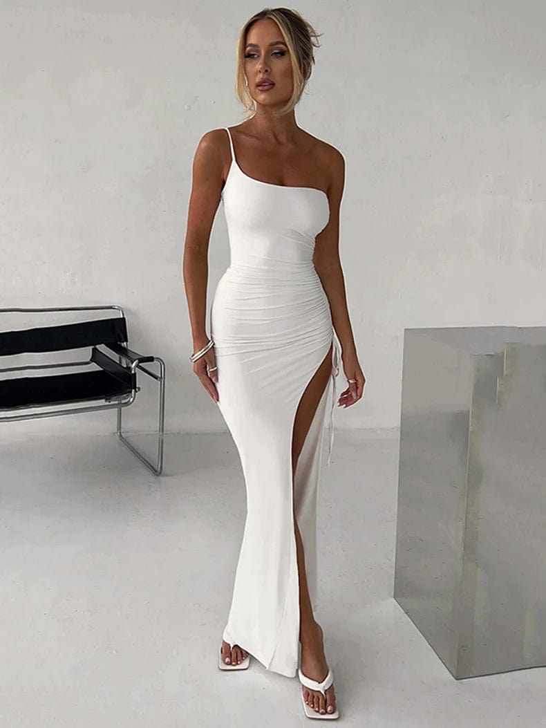 Robe longue blanche, fendue avec bretelle fine, style soirée chic, idéale pour cocktail, mariage ou gala, silhouette moulante.