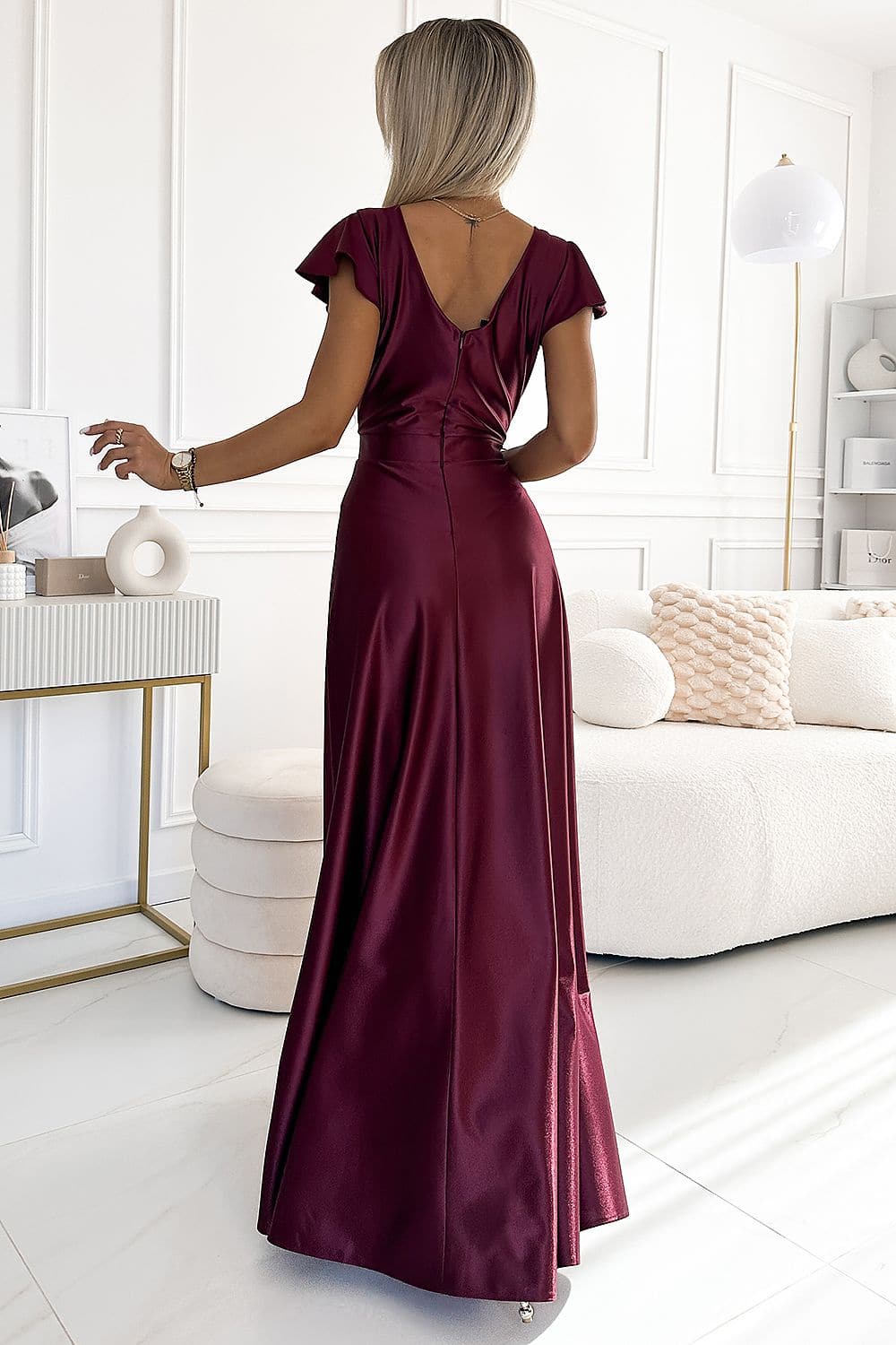 Robe longue bordeaux fendue élégante pour soirée chic, style épuré avec manches courtes et dos nu, idéale pour événements formels.