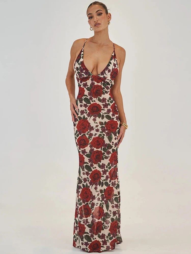 Robe longue fleurie rouge à motif de roses, élégante pour soirée mariage ou cocktail, avec décolleté plongeant et sans manches.