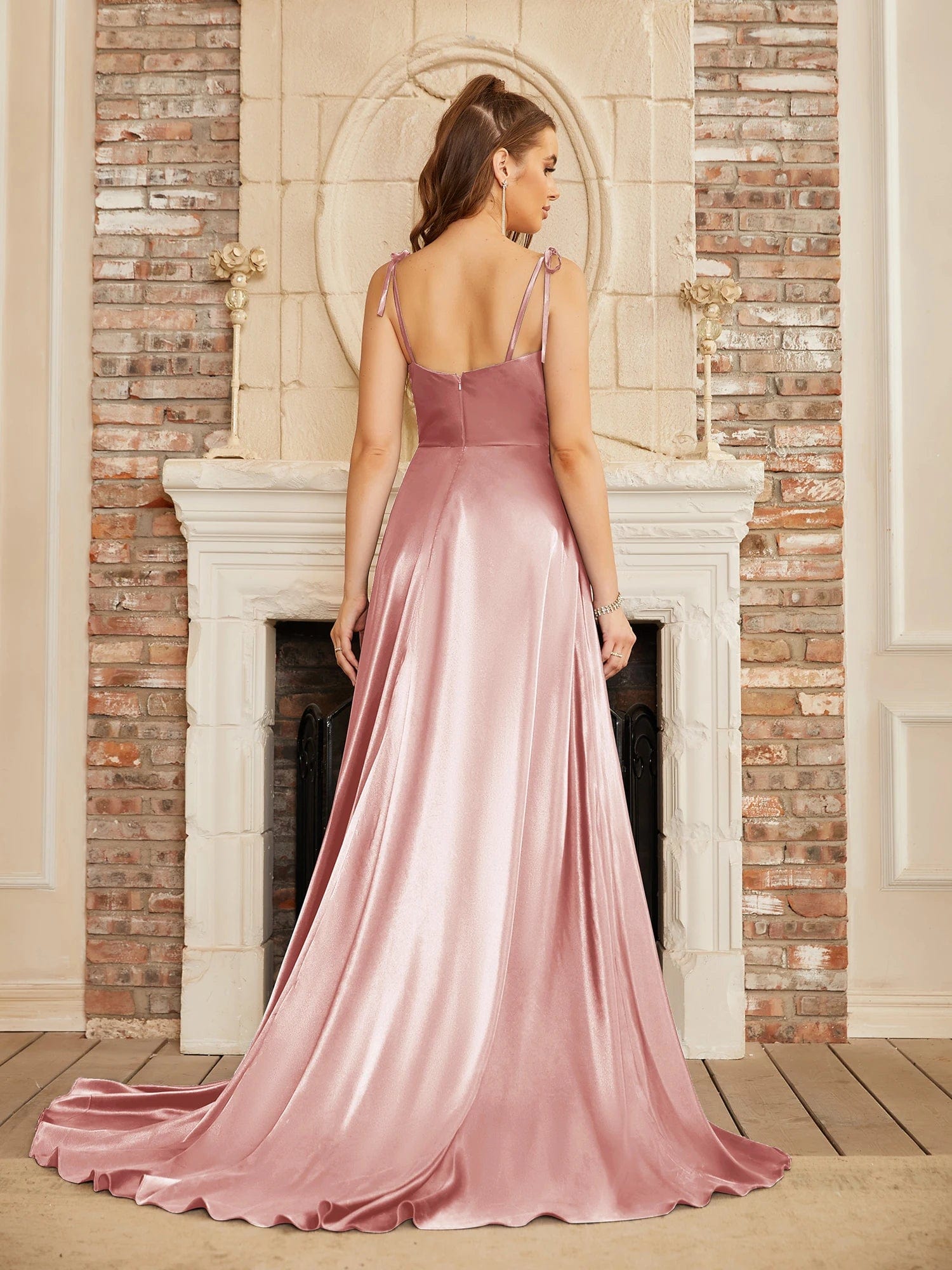 Robe longue rose invité de mariage élégante avec fente et fines bretelles pour une allure chic et raffinée.