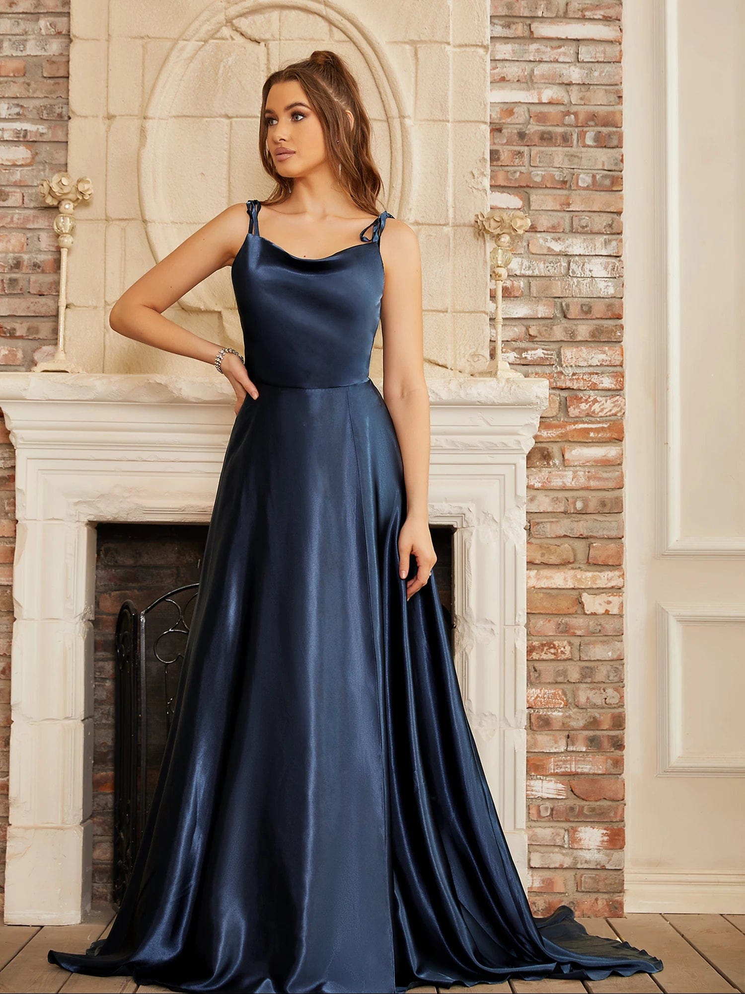 Robe longue bleue chic pour mariage invitée, sans manches avec détail fendu, idéale pour soirée élégante ou évènement spécial.