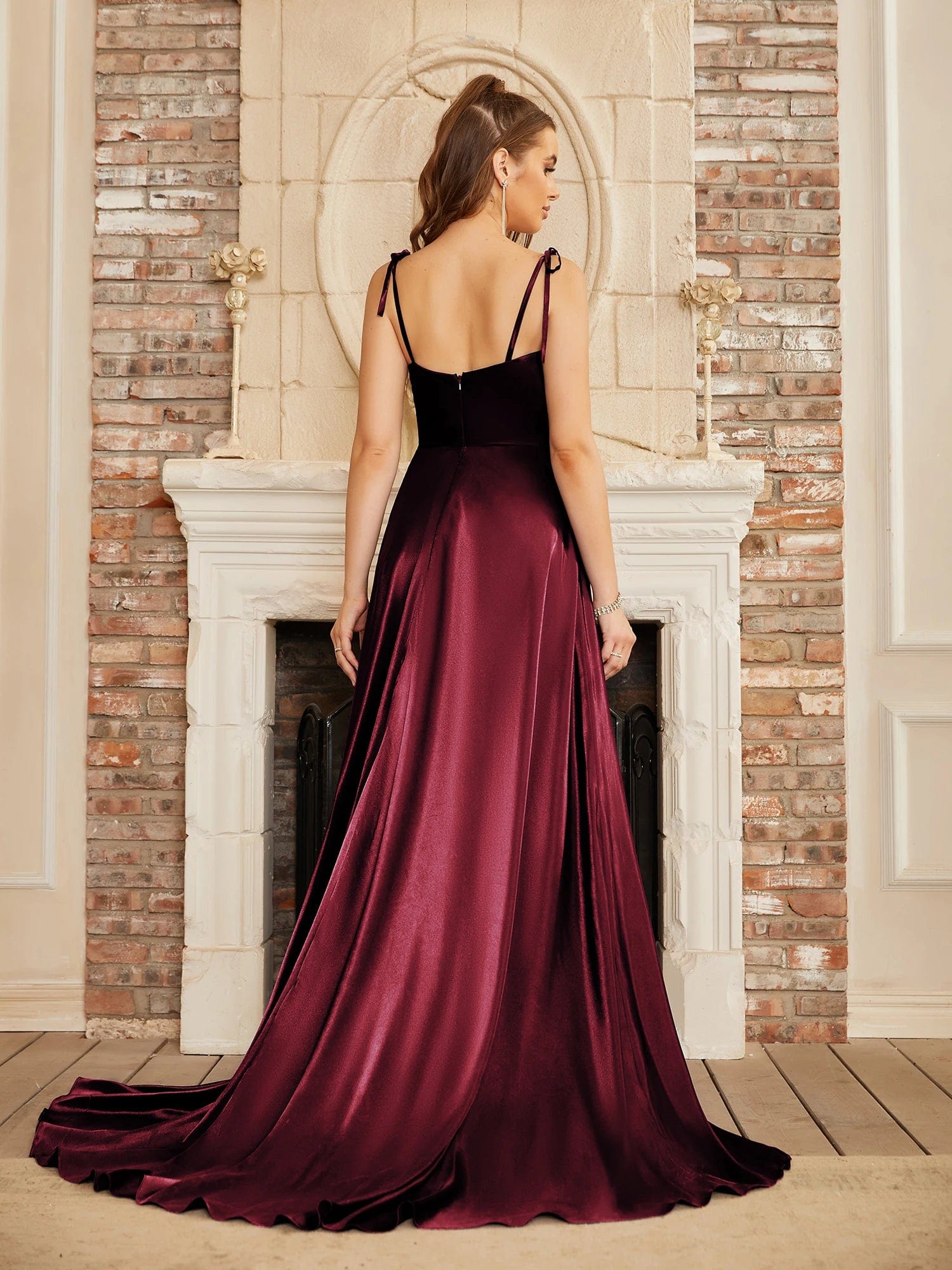 Robe longue bordeaux fendue pour mariage invité chic, sans manches avec dos nu, idéale pour soirée élégante et évènements formels.