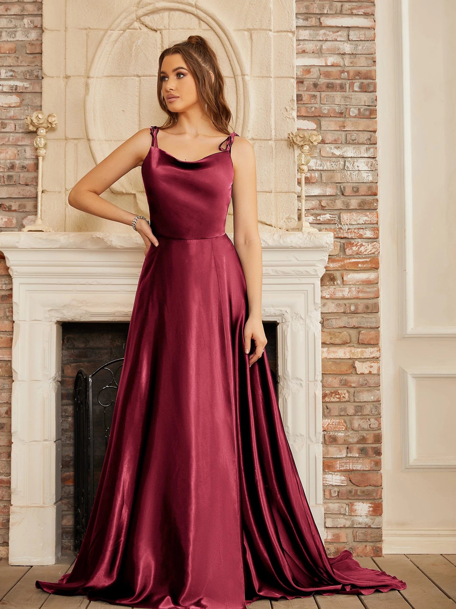 Robe longue bordeaux pour mariage invité chic avec détail fendu, idéale pour célébration élégante.