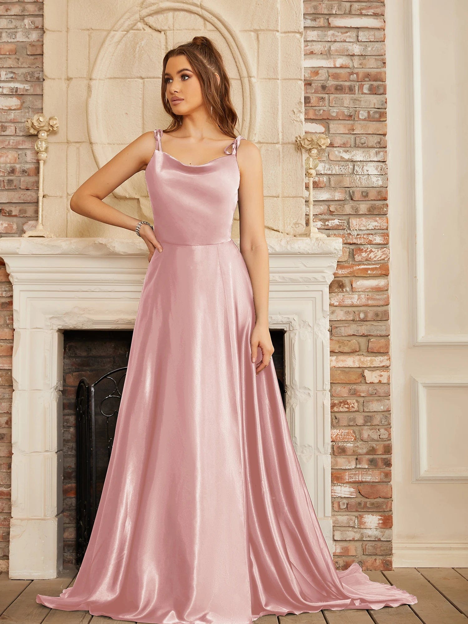 Robe longue rose pour mariage invité chic avec détail fendu, silhouette princesse et sans manches.