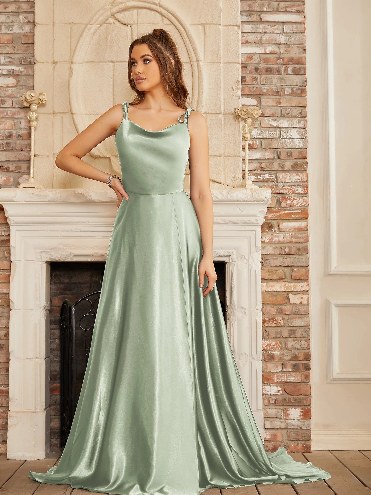 Robe longue verte fendue pour mariage invité chic sans manches silhouette princesse.