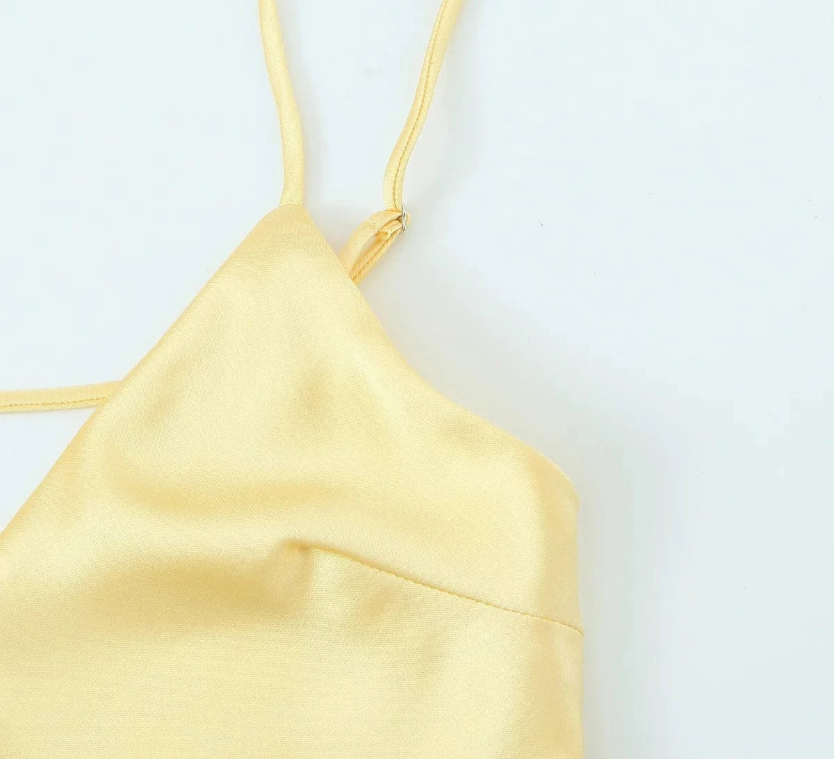 robe longue été satin jaune dos nu fluide élégante pour invitée mariage chic ou soirée d'été