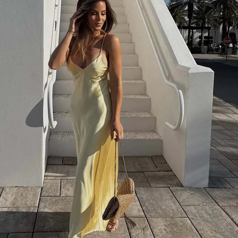 robe longue jaune satinée dos nu chic idéale pour un mariage invité ou une soirée d'été élégante