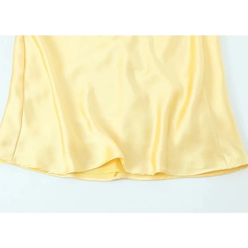robe longue satinée jaune pour soirée dos nu chic, fluide et élégante, parfaite pour un mariage d'été