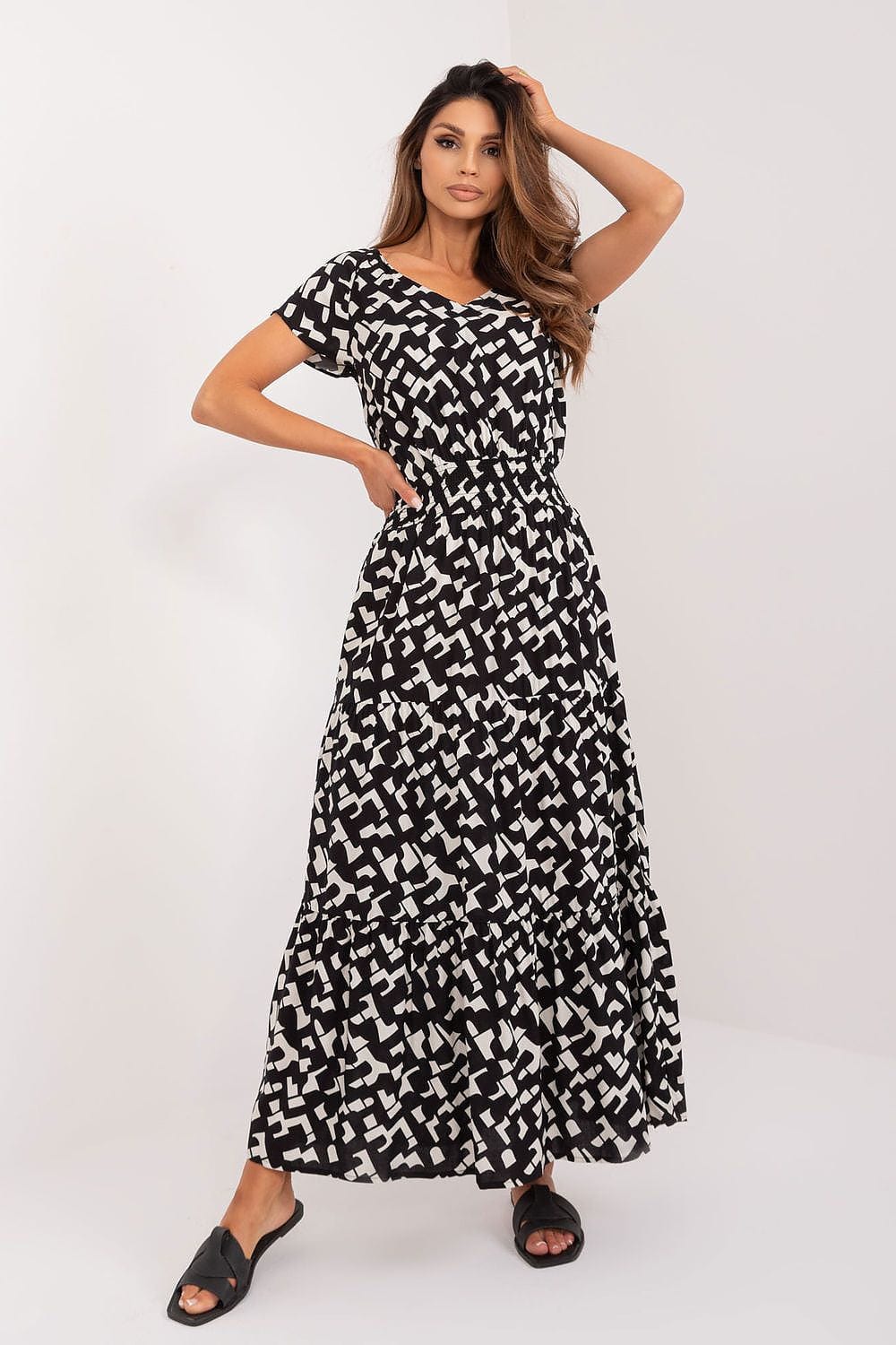 Robe longue noire et blanche à motifs géométriques, manches courtes, idéale pour soirée ou événement casual.