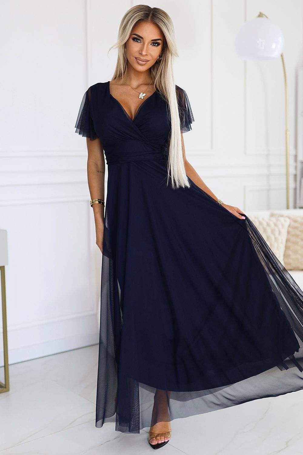 Robe de soirée chic longue noire transparente manches courtes idéale pour mariage ou gala élégant.