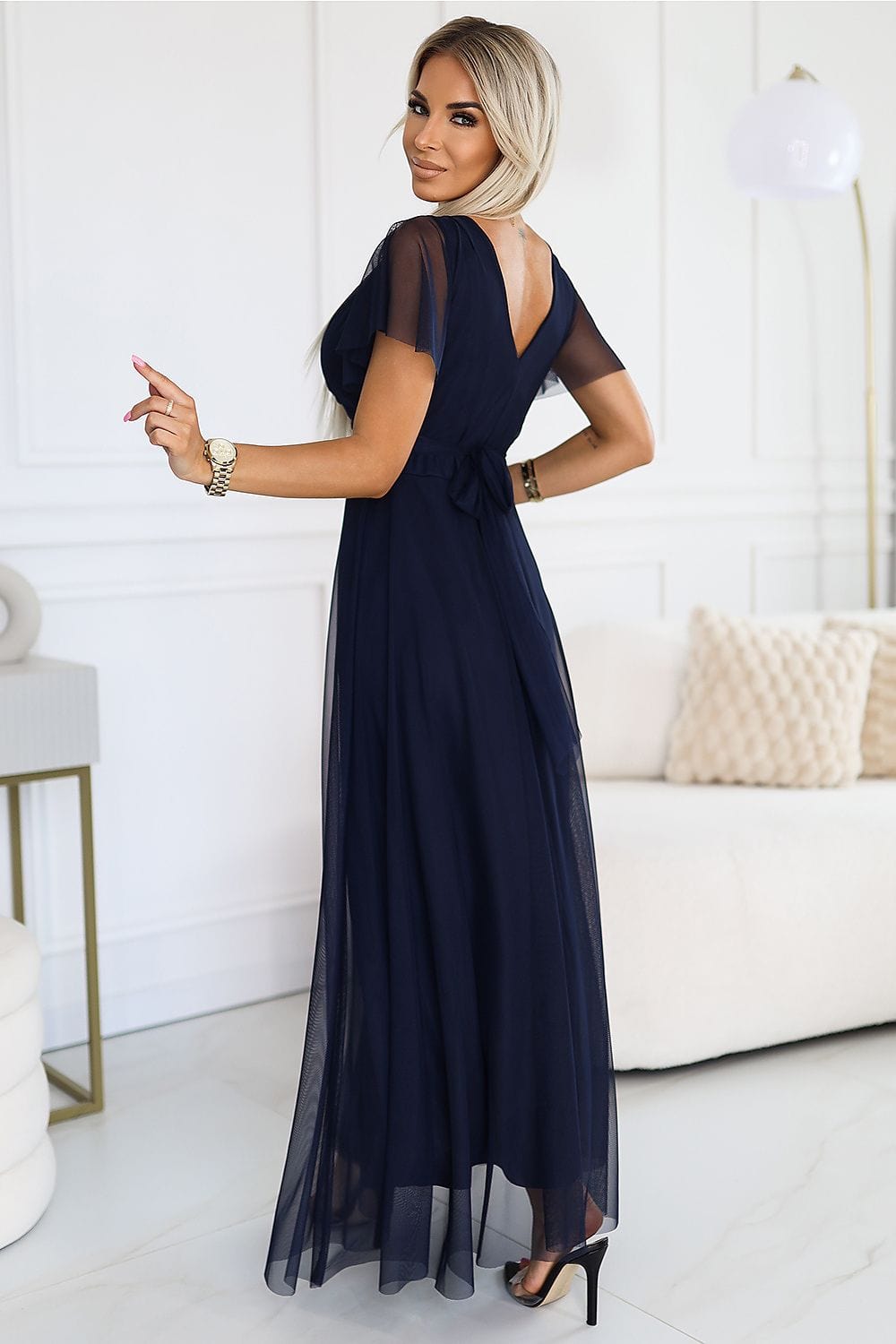 Robe de soirée chic noire longue avec manches courtes pour mariage ou gala élégante et fluide.