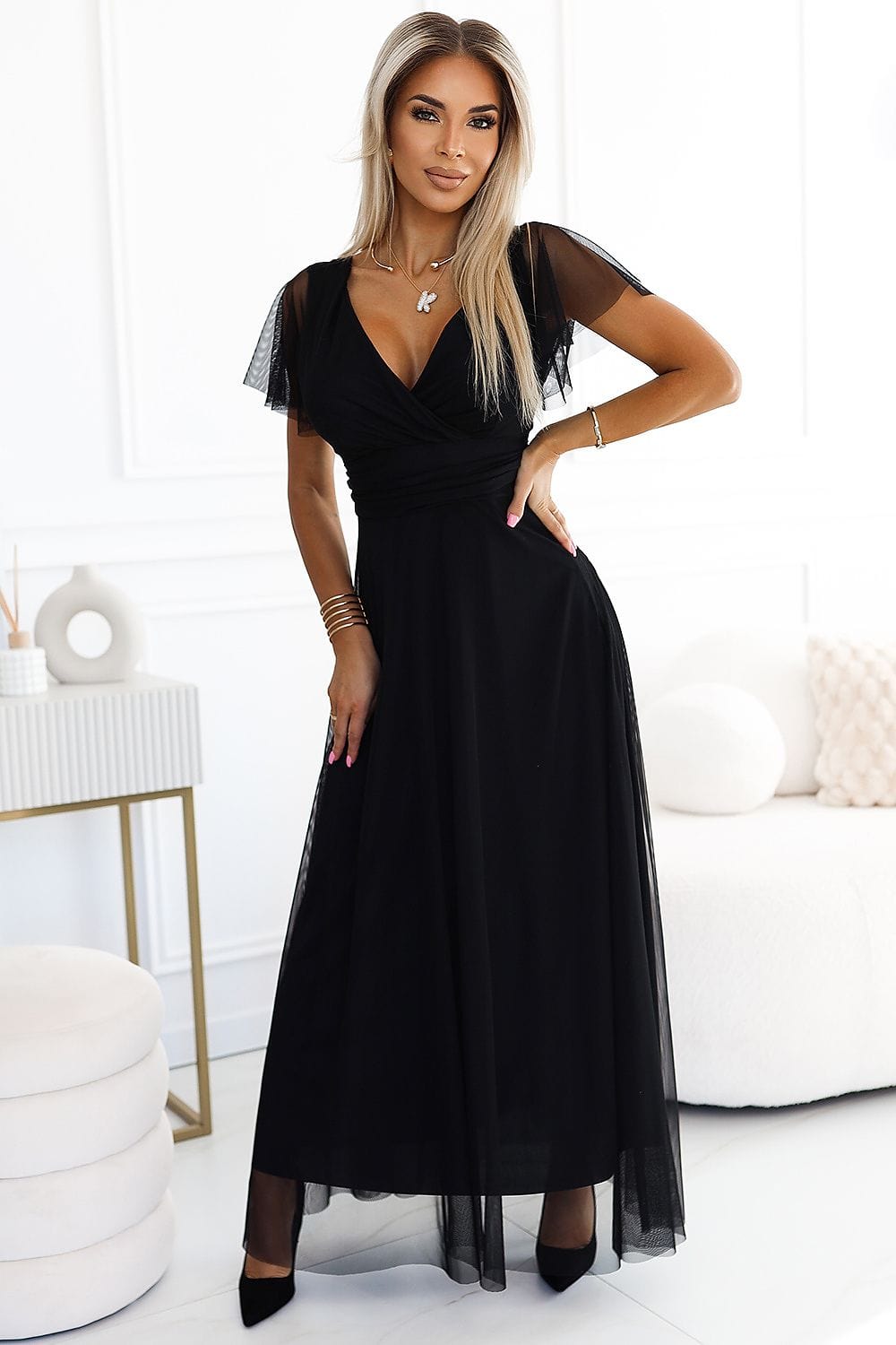 Robe de soirée chic noire longue en tulle, parfaite pour un événement élégant ou un mariage.
