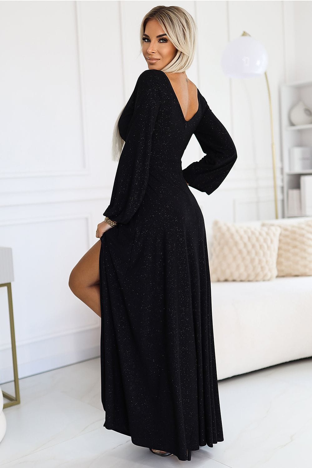 Robe de soirée chic noire longue avec manches longues décolletée, idéale pour mariage ou gala.