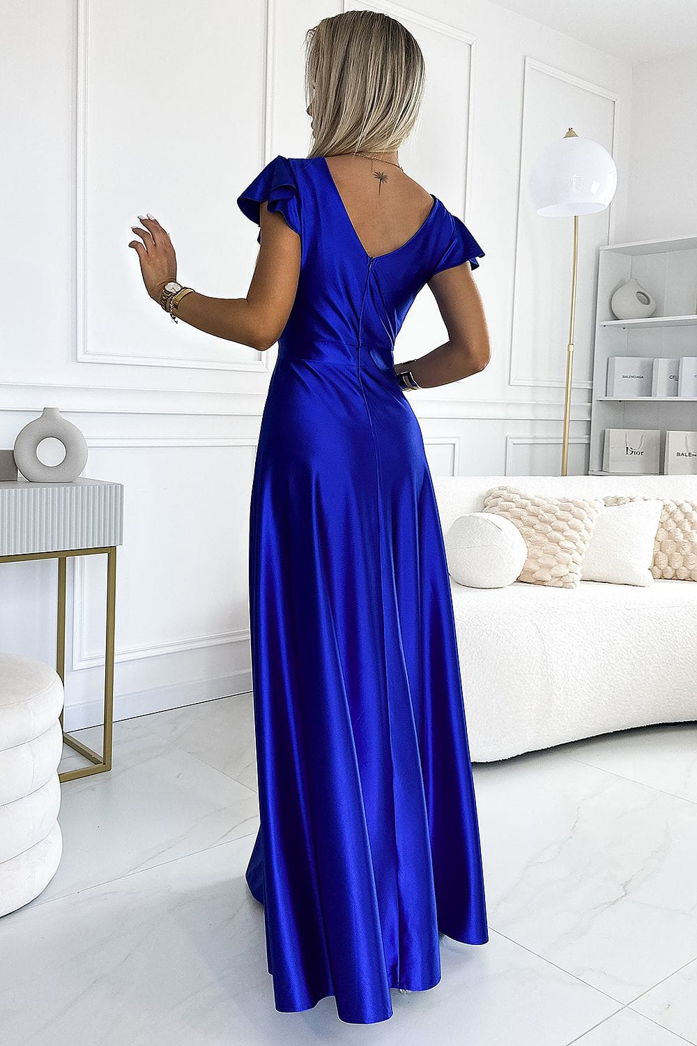 Robe de soirée mariage en satin bleu longue évasée avec manches courtes et dos nu élégant.
