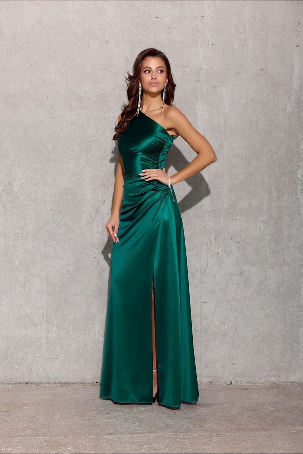 robe longue satin fendue chic pour soirée élégante, style fluide femme décolleté manches longues