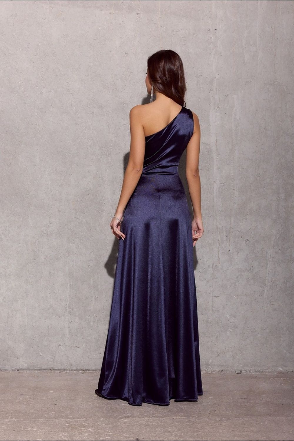 robe longue fendue en satin chic pour soirée élégante, style fluide et décolleté manches longues
