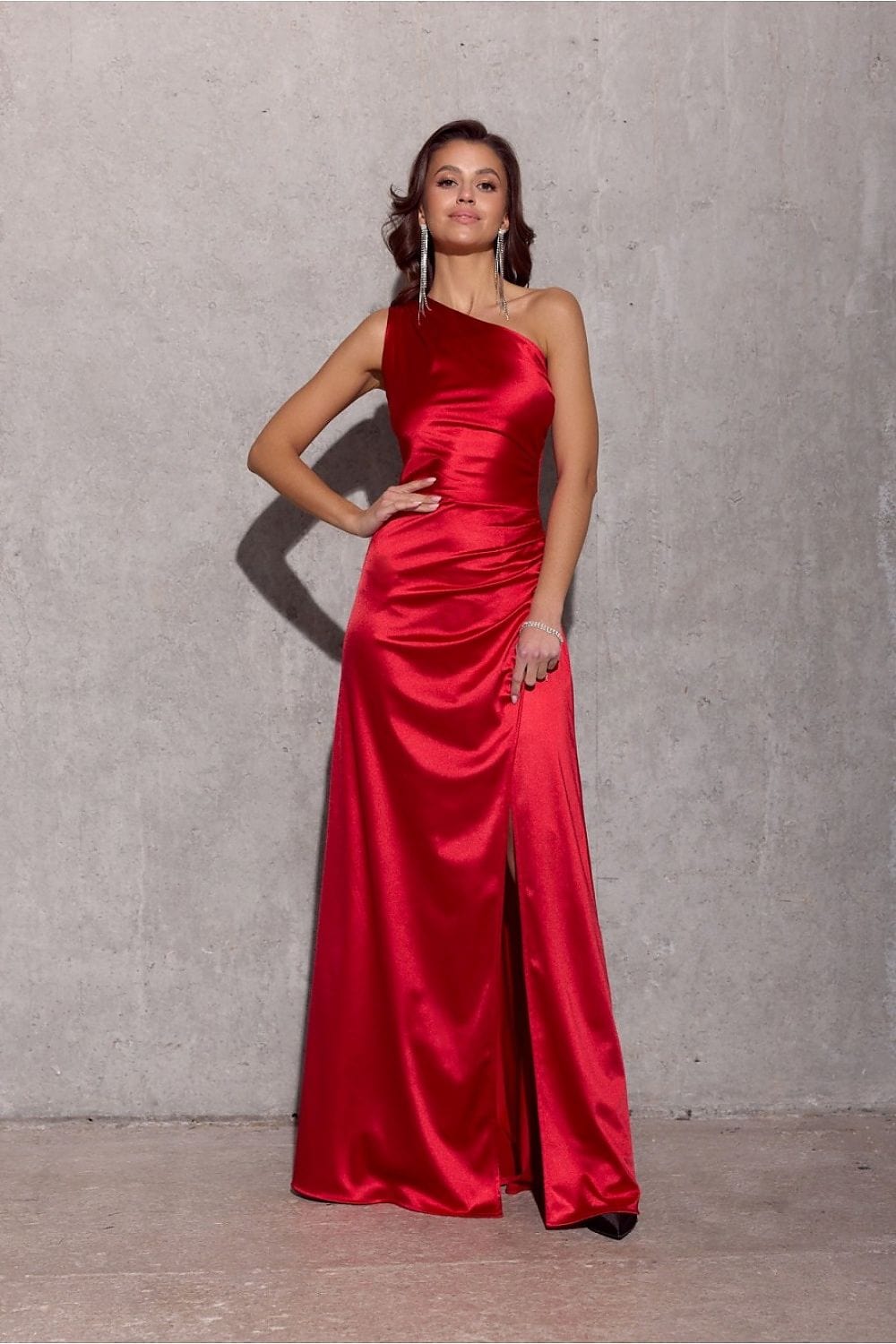 robe longue satin fendue chic pour soirée élégante avec décolleté et effet fluide tendance
