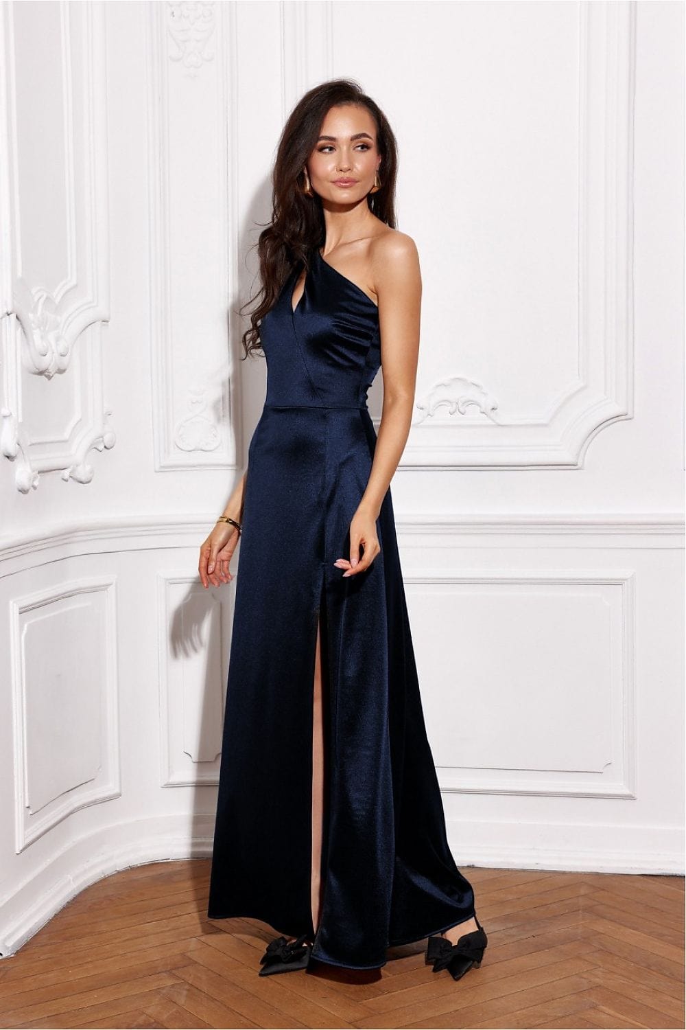 robe de gala longue fendue asymétrique chic pour soirée élégante en satin avec une touche sexy