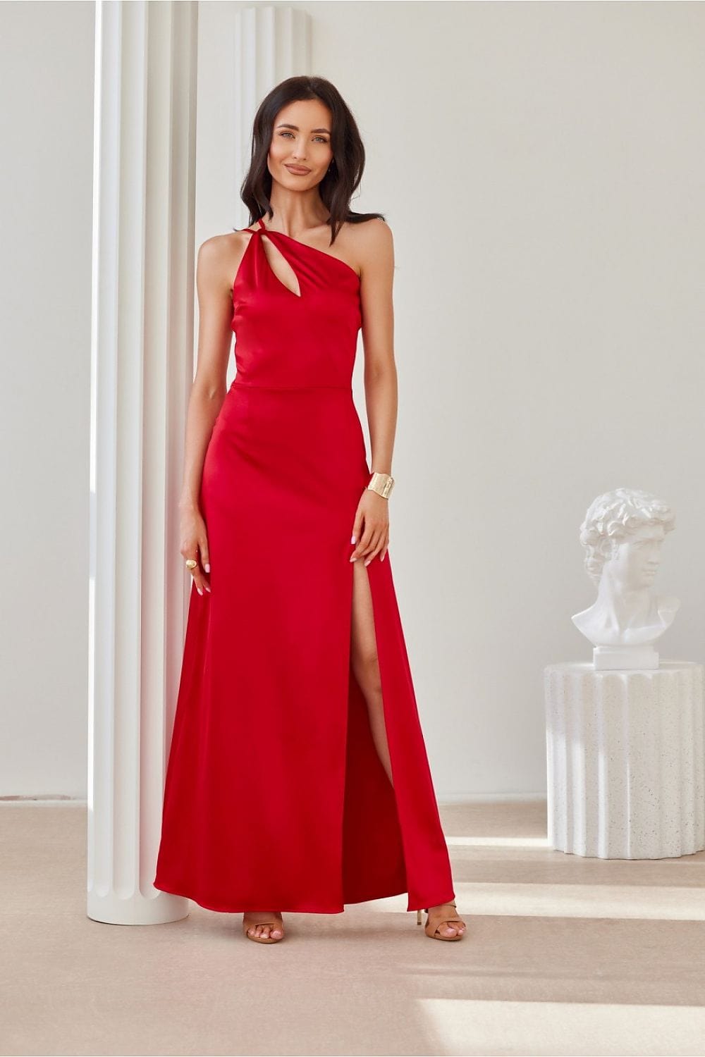 robe de gala longue fendue asymétrique chic en satin pour soirée élégante ou mariage invité