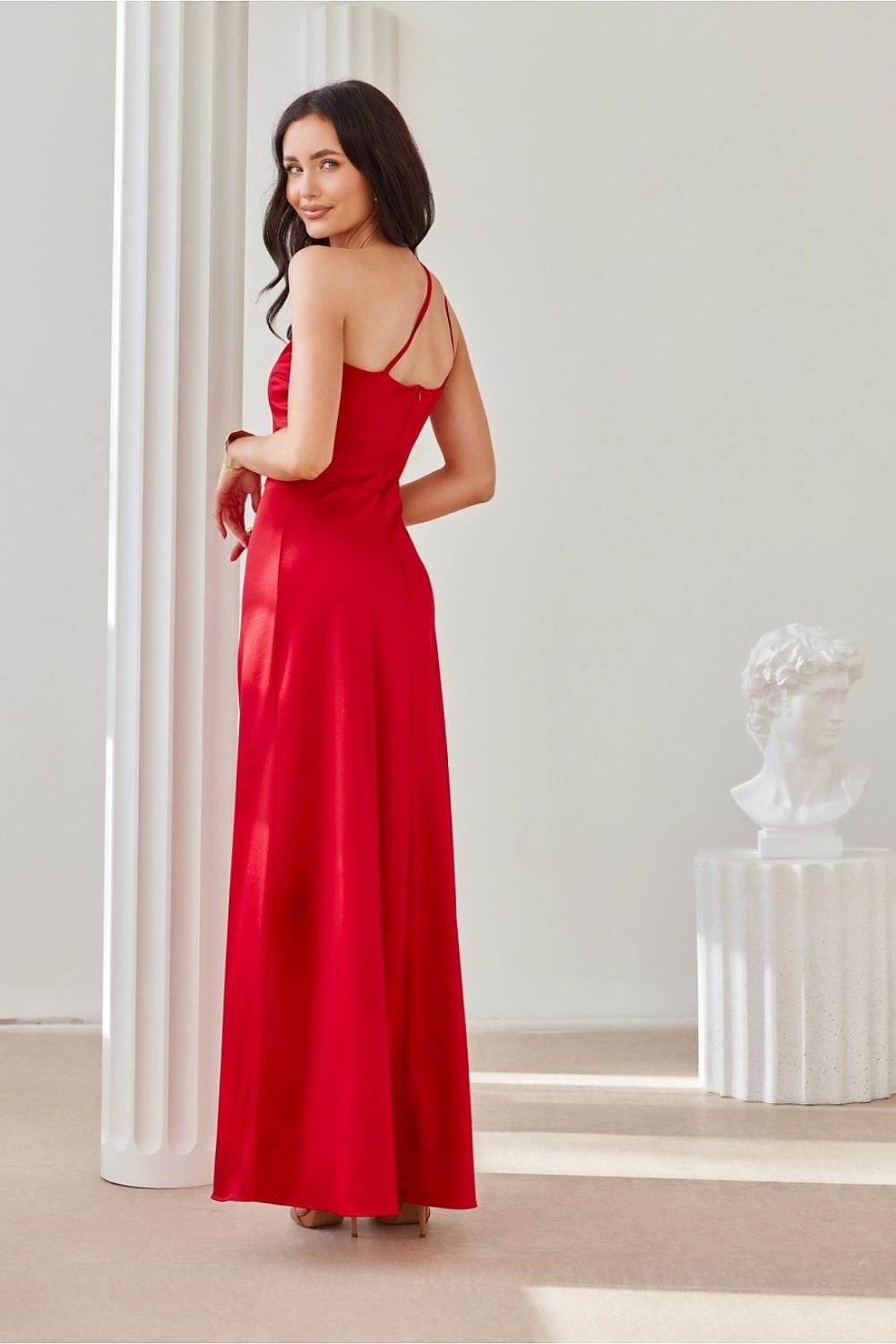 robe de gala longue fendue asymétrique pour soirée chic avec décolleté et style élégant femme