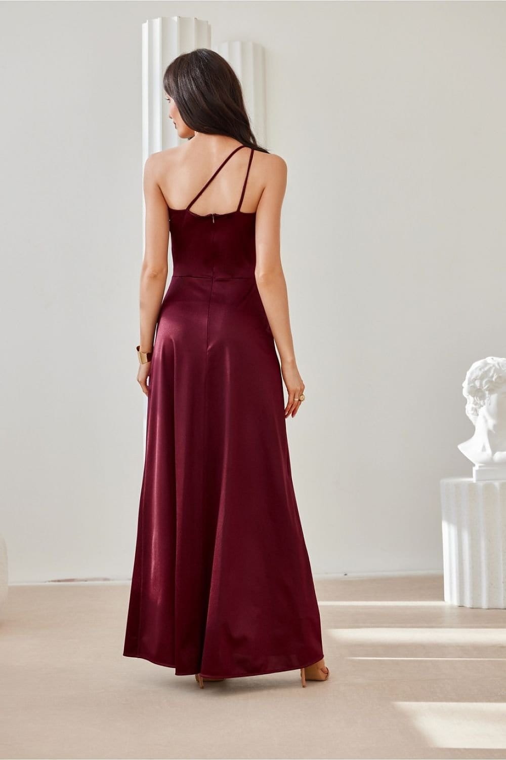 robe de gala longue fendue asymétrique chic bleu nuit pour soirée élégante été ou nouvel an