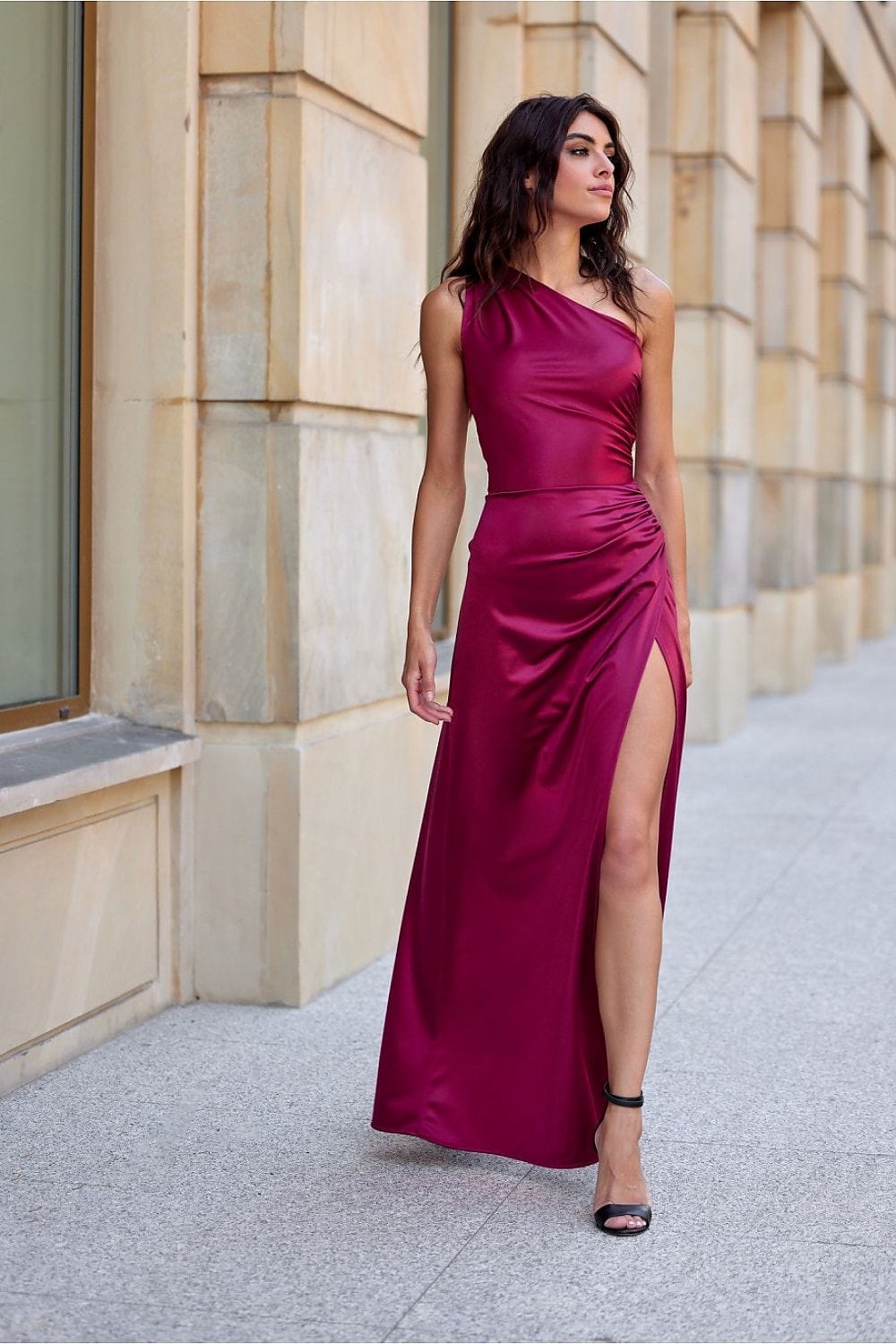 robe longue satin fendue chic pour soirée élégante avec fente sexy et style fluide femme