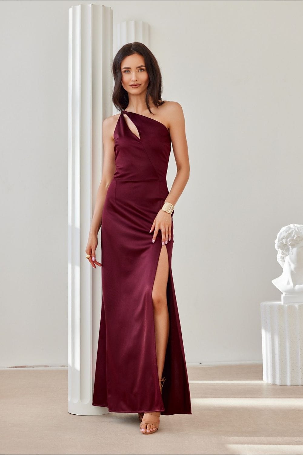 robe de gala longue fendue asymétrique pour soirée chic élégante avec décolleté et silhouette moulante