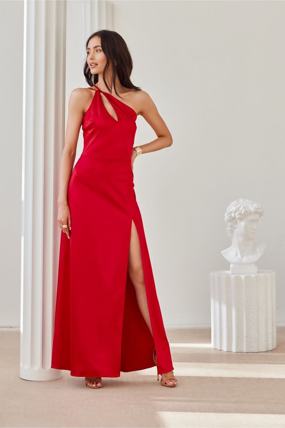 robe de gala longue fendue asymétrique pour soirée chic en satin noir manches longues décolleté