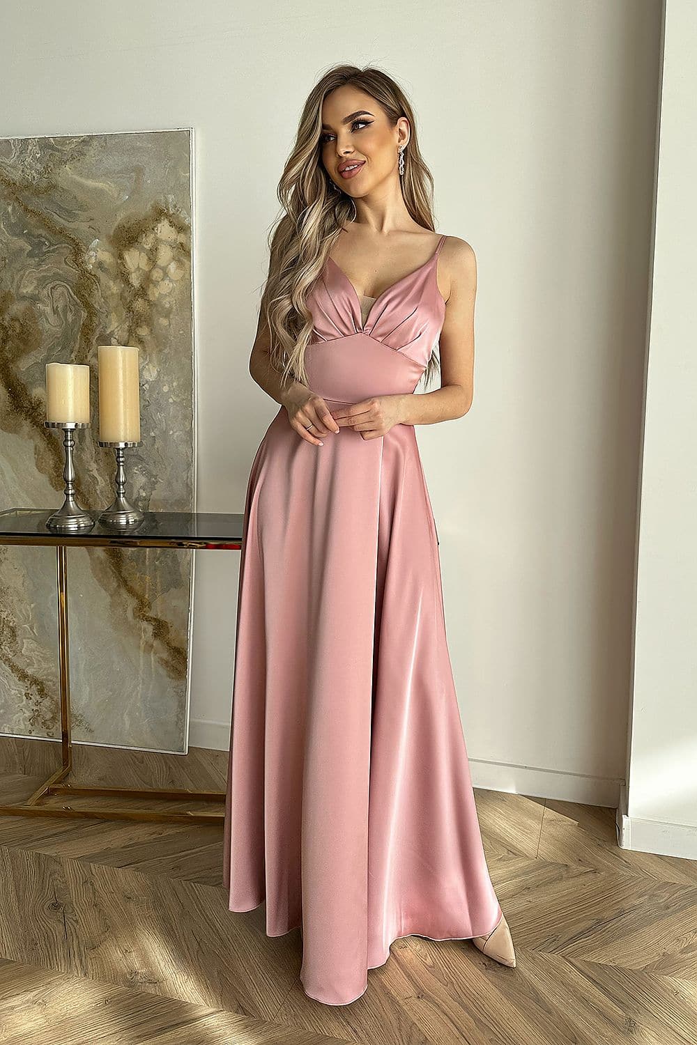 Robe de soirée chic rose longue sans manches pour femme, élégante et tendance pour occasions spéciales.