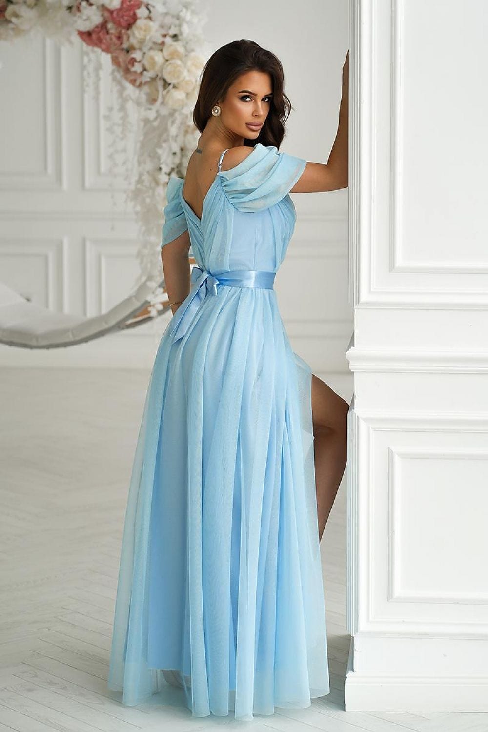 Robe de soirée mariage fluide bleue longue épaules dénudées élégante et sophistiquée.