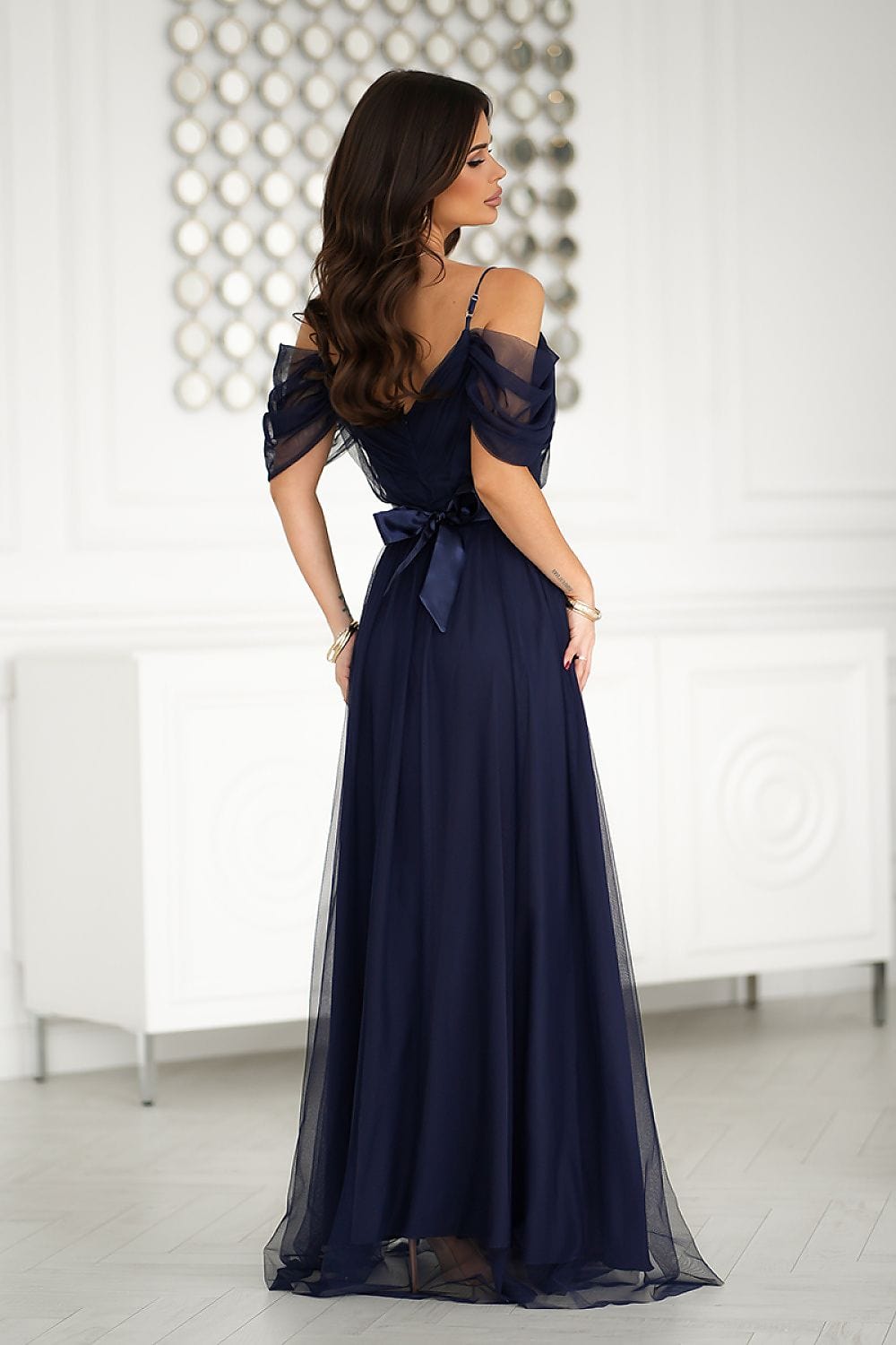 Robe de soirée chic longue bleue épaules dénudées, élégante pour mariages et galas sophistiqués