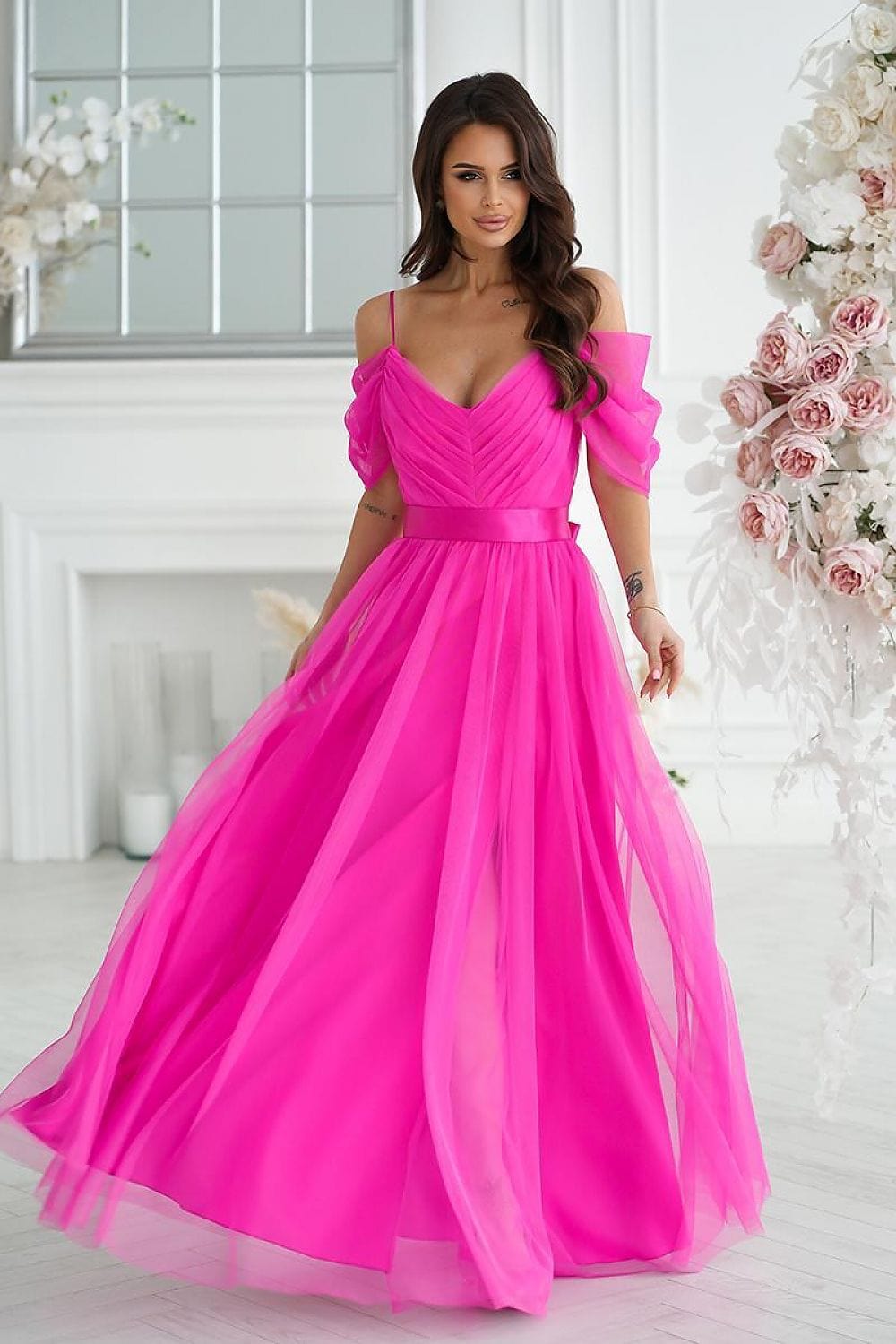 Robe de soirée chic rose longue évasée épaules dénudées pour cocktail ou mariage d'été.