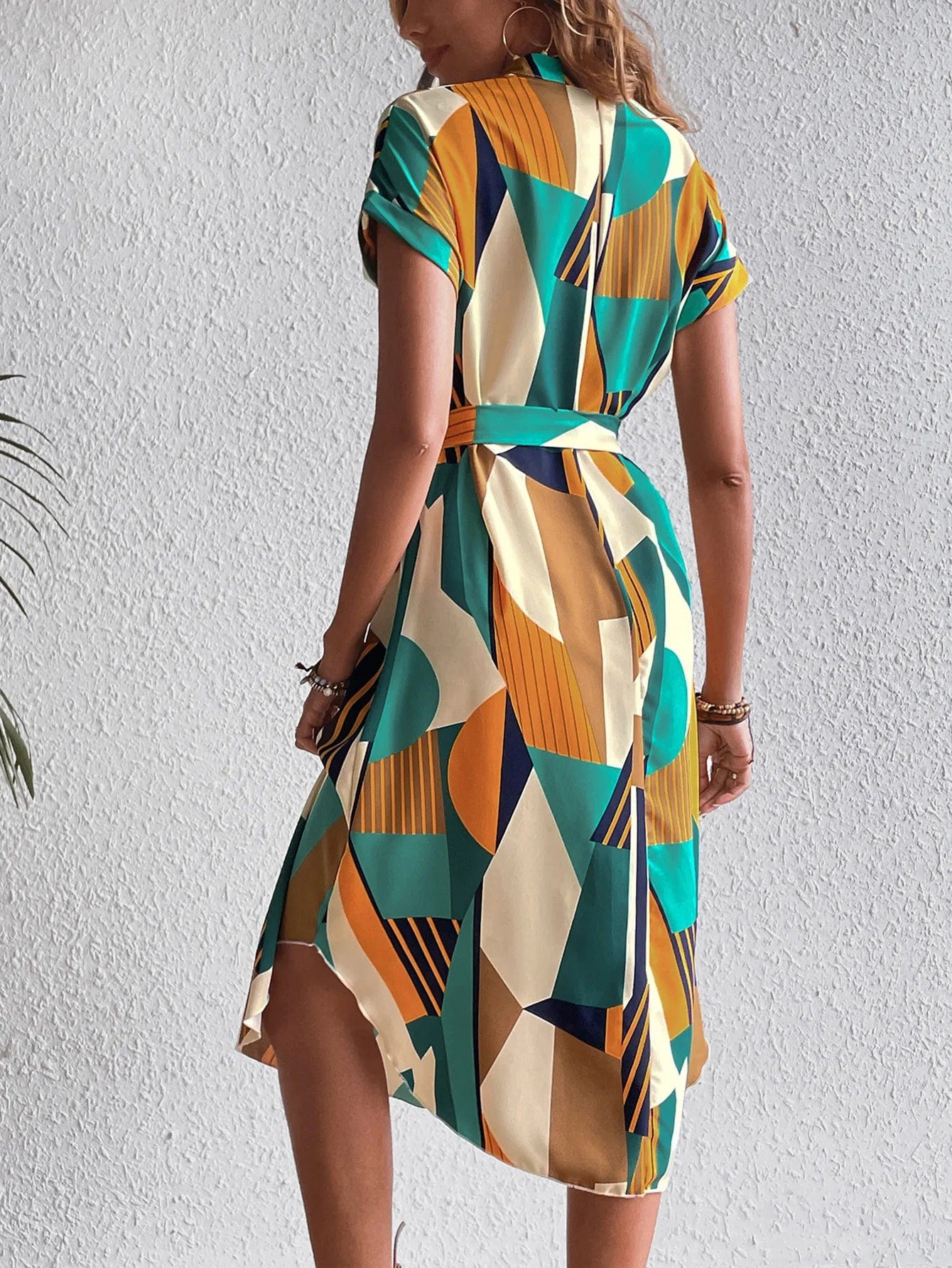 Robe midi colorée à manches courtes, style casual, avec motif géométrique vert, orange et beige, parfaite pour une tenue de journée ou un événement décontracté.