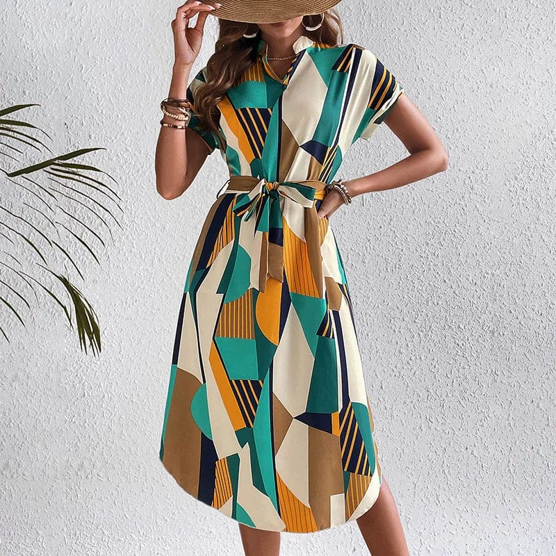 Robe midi colorée avec motif géométrique, ceinturée, manches courtes, idéale pour une tenue casual ou une sortie estivale.