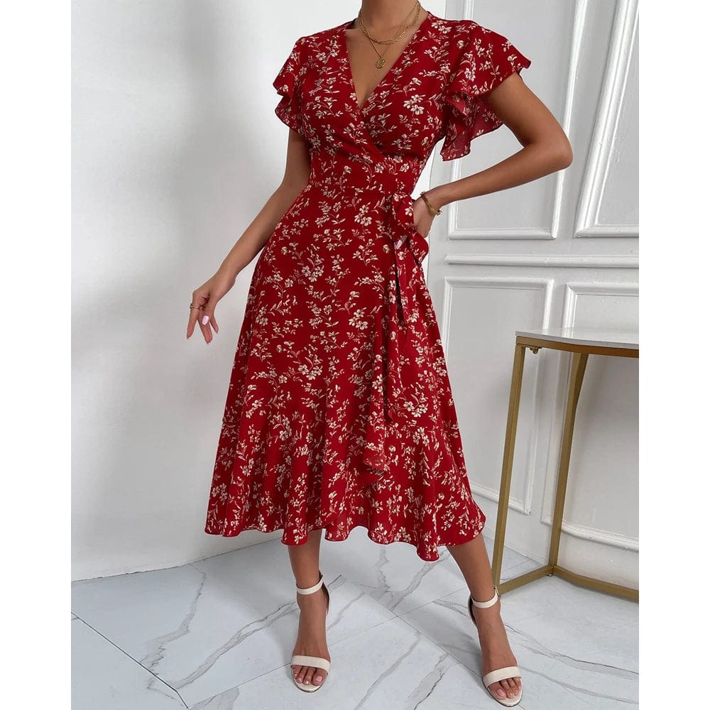 Robe midi fleurie rouge à volants pour cocktail ou soirée d'été, style bohème chic avec manches courtes et silhouette trapèze.