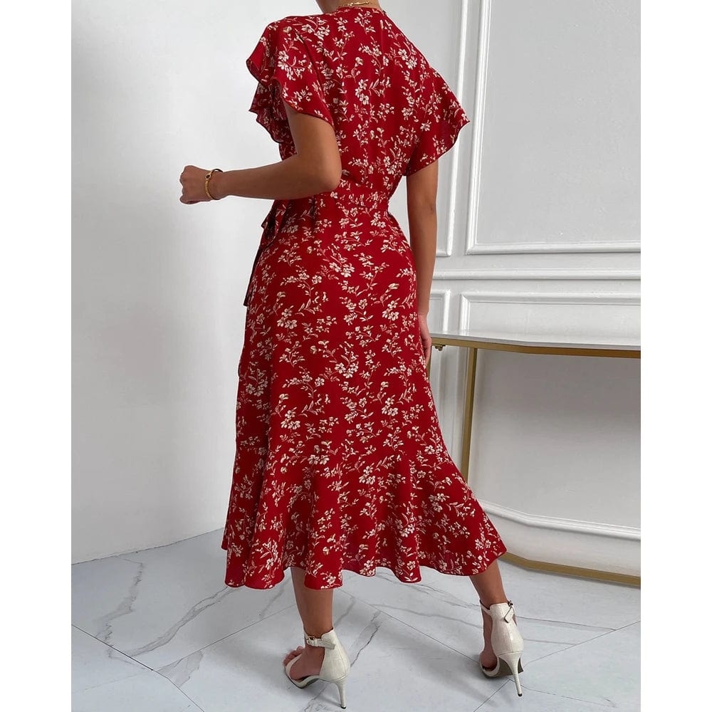 Robe midi fleurie rouge avec manches à volants pour cocktail, style bohème chic et féminin, idéale pour été ou soirée.
