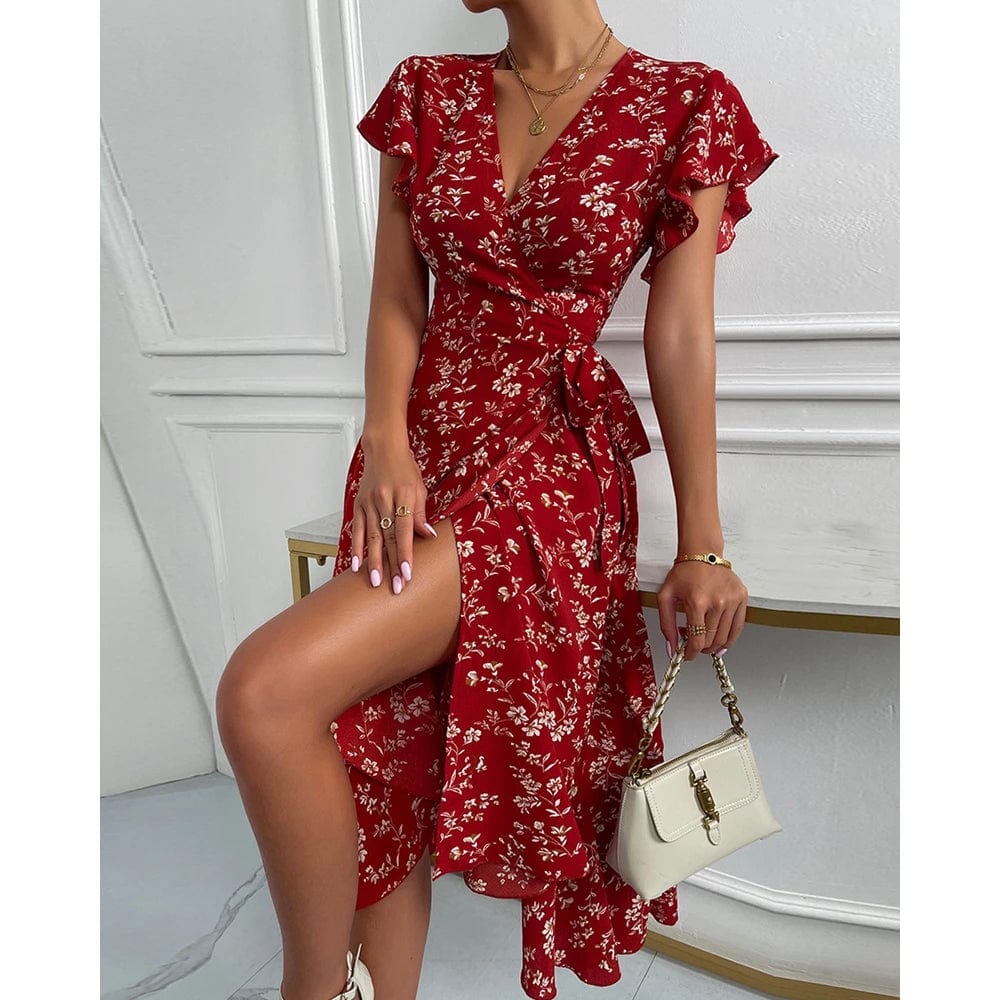 Robe midi fleurie rouge pour cocktail avec manches à volants et silhouette trapèze.
