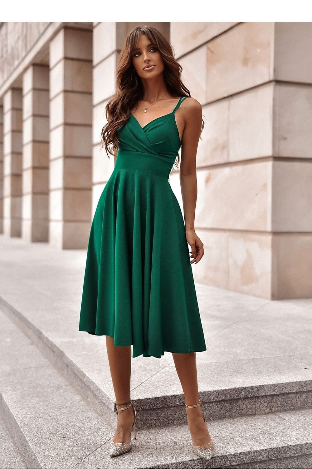 robe de cocktail midi chic évasée pour mariage invitée, verte, sans manches, style fluide élégant