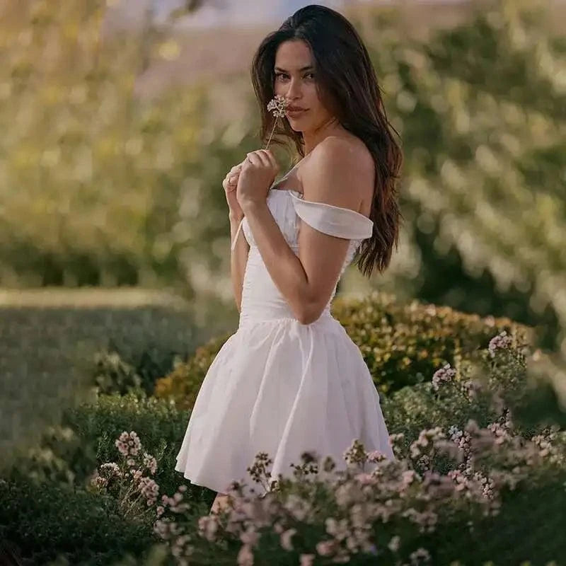 Robe mini blanche pour l'été