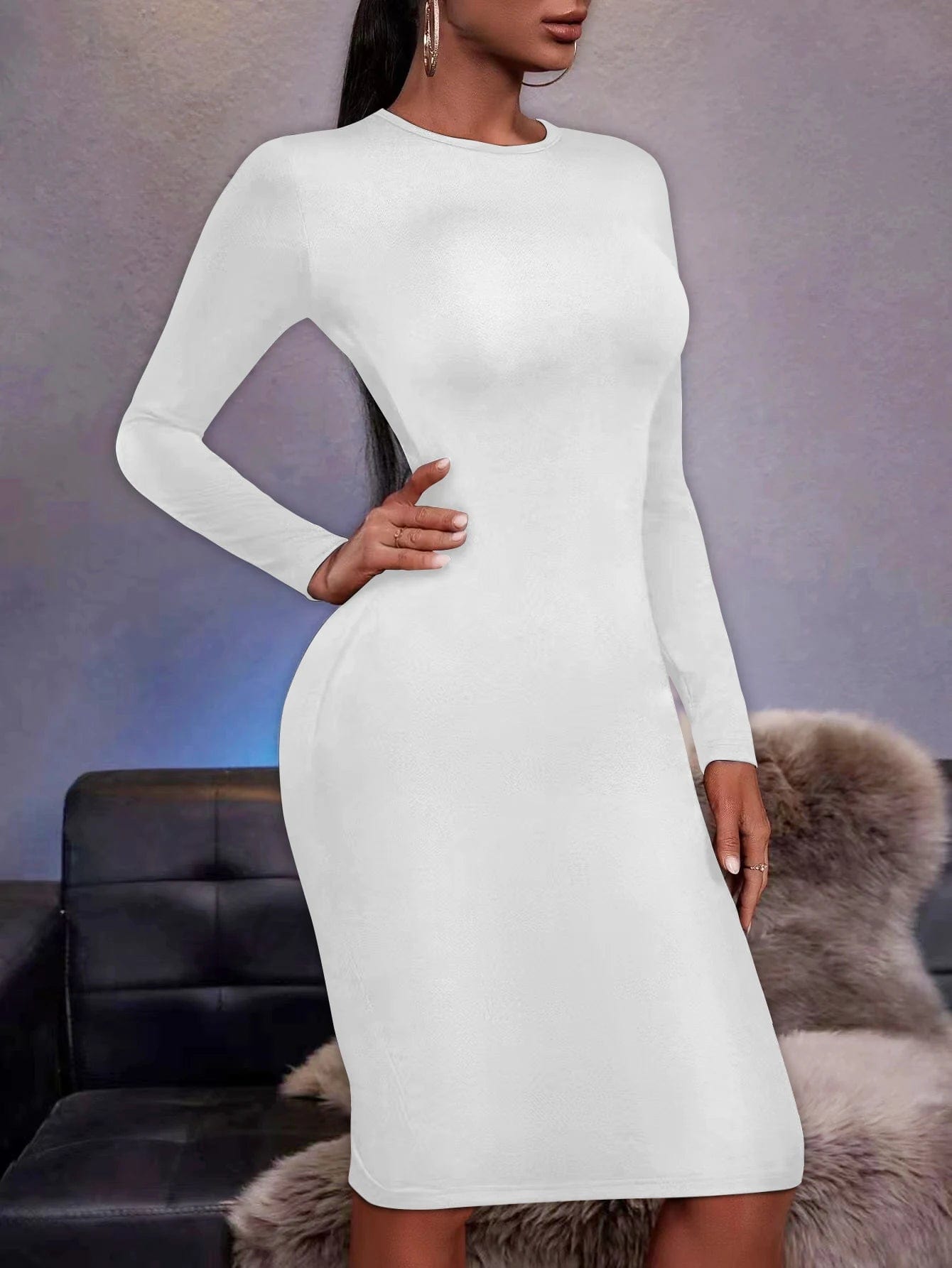 Robe de soirée manche longue blanche moulante, idéale pour une soirée chic ou mariage invité.