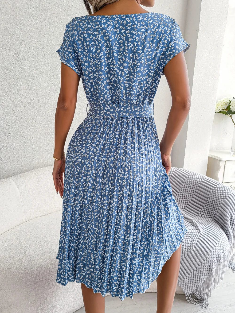 Robe midi bohème bleue à fleurs avec ceinture à nouer et manches courtes pour un look champêtre et élégant.