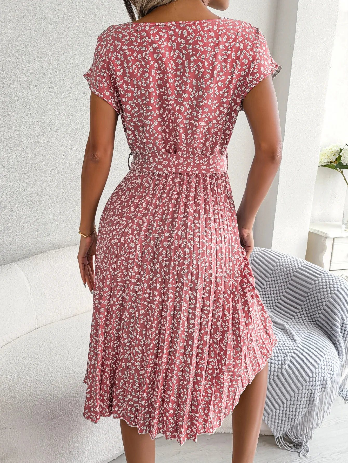 Robe midi fleurie rose à ceinture à nouer pour soirée d'été, manches courtes et silhouette trapèze.
