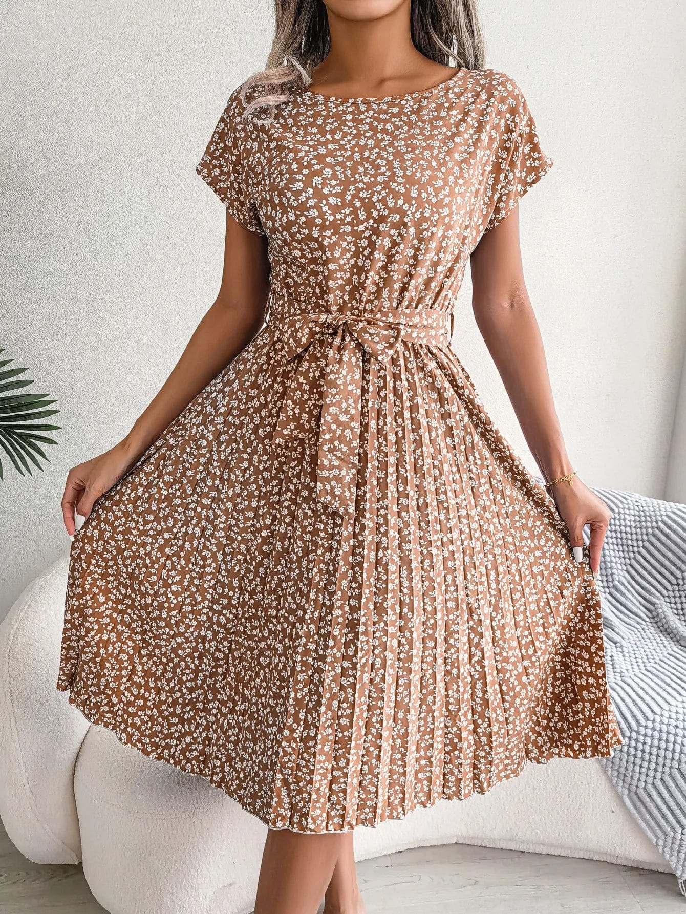 Robe midi fleurie terracotta à manches courtes et ceinture à nouer pour un style casual d'été.