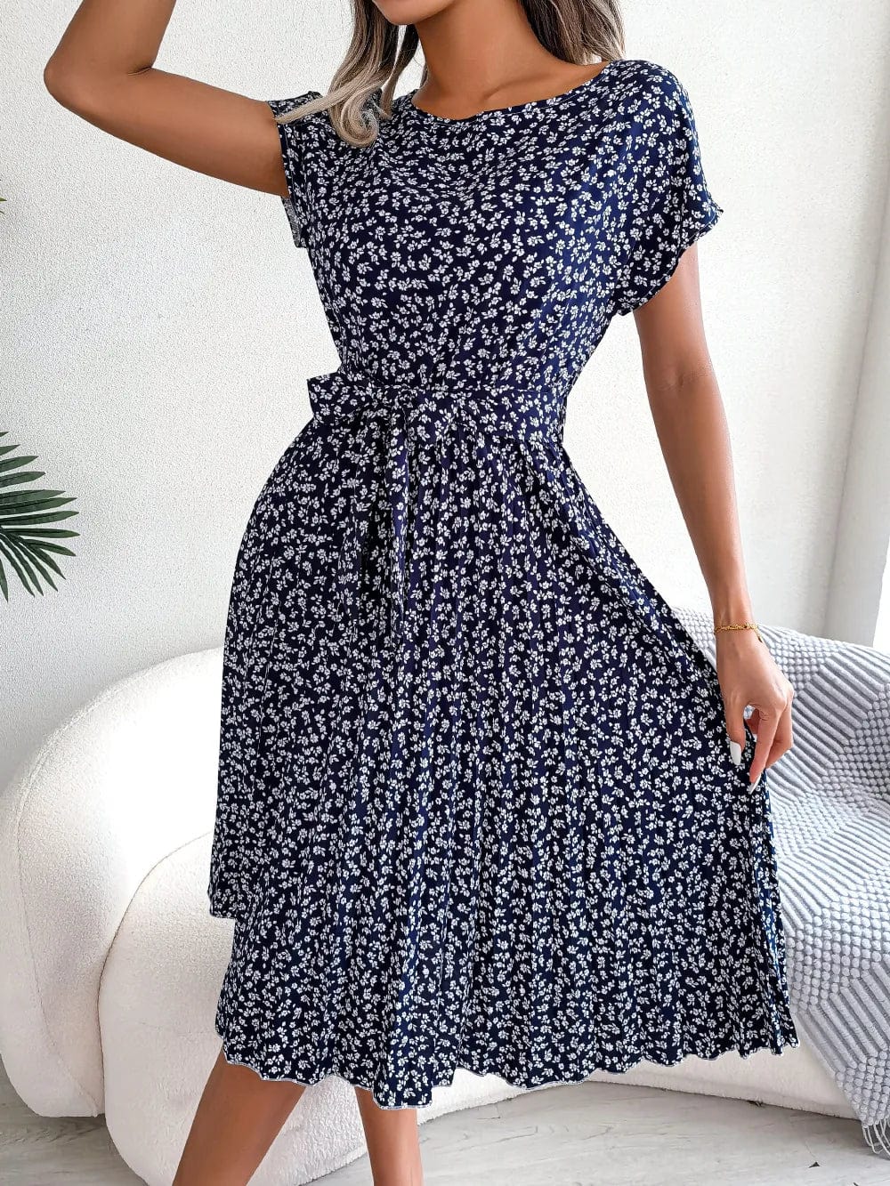 Robe midi florale bleue et blanche avec ceinture à nouer pour cocktail ou soirée d'été, style chic et féminin.
