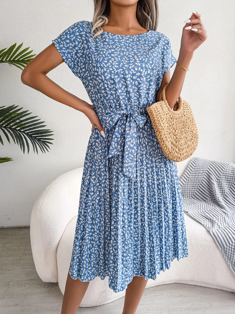 Robe midi bleue à fleurs avec ceinture à nouer pour look casual d'été, manches courtes et silhouette trapèze.