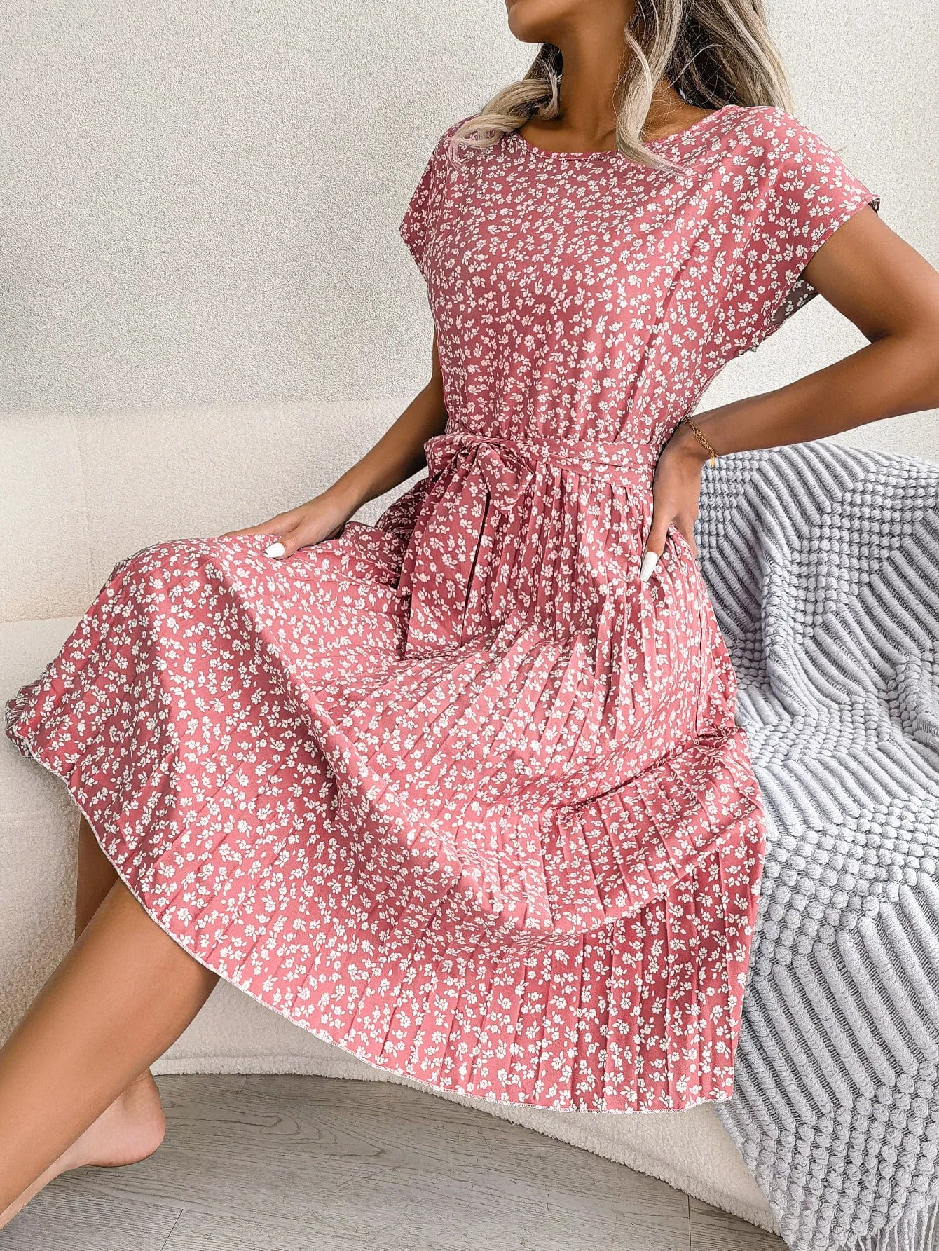 Robe midi florale rose avec ceinture à nouer pour un look chic et estival, idéale pour une sortie décontractée ou un événement de jour.