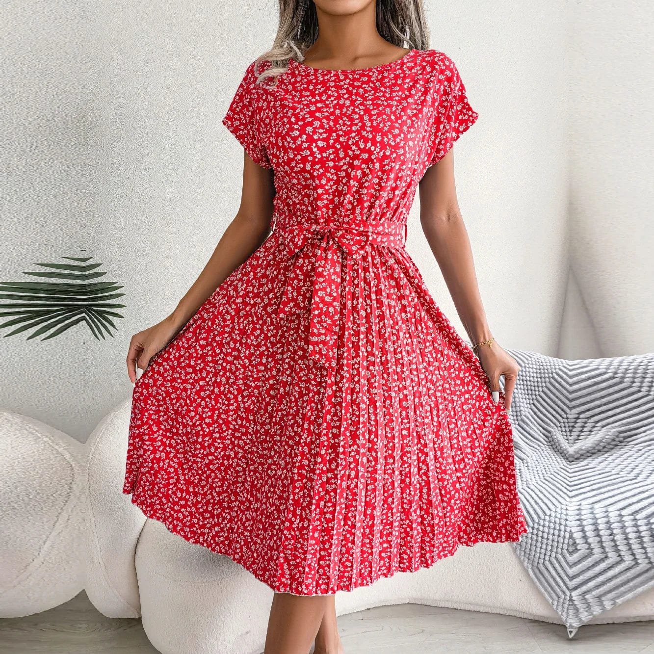 Robe midi rouge à fleurs avec ceinture à nouer pour cocktail ou plage, style bohème et chic, manches courtes.