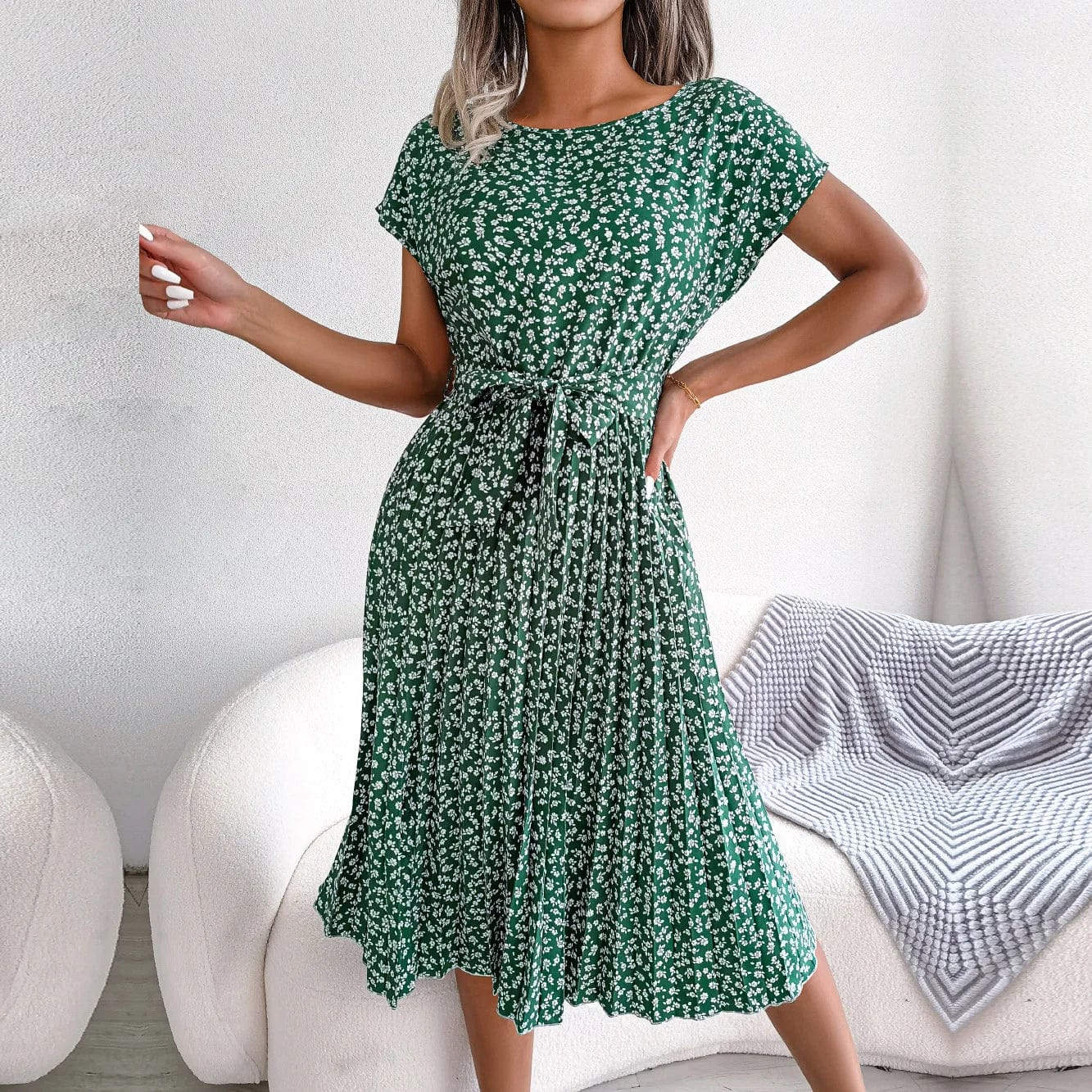 Robe verte midi à fleur avec ceinture à nouer pour cocktail ou soirée d'été à manches courtes et style bohème.