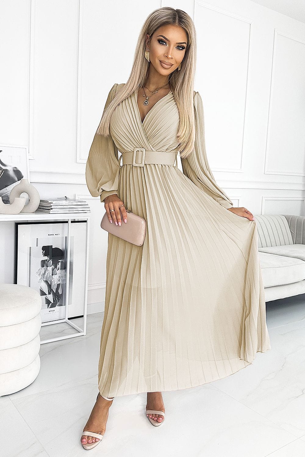 Robe de soirée chic plissée longue champagne avec ceinture et manches longues, idéale pour gala ou mariage.